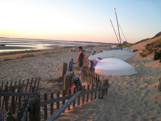 Cole and Xine on the beach (08-17-2008 18:23)
