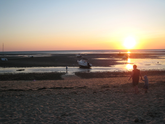 Tim, Xine and Cole on the beach (08-17-2008 18:23)