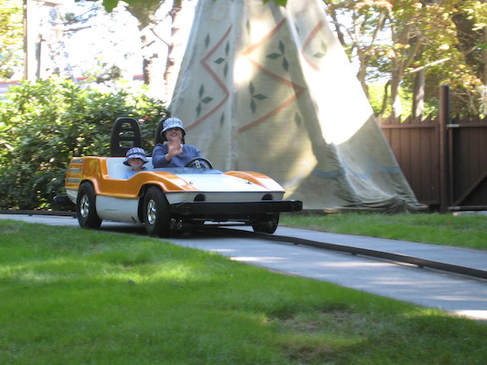 Xine and Tim driving (08-27-2008 11:34)