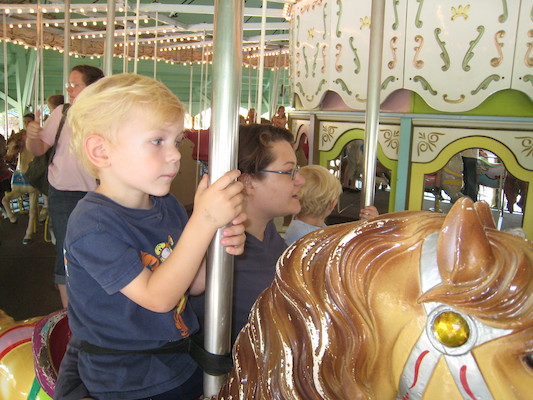 Cole, Xine and Tim on the merry-go-round (08-27-2008 11:47)