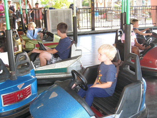 Tim and Cole in bumper-cars (08-27-2008 16:05)