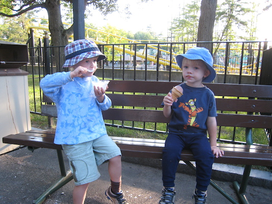 Tim and Cole eating ice-cream (08-27-2008 17:15)