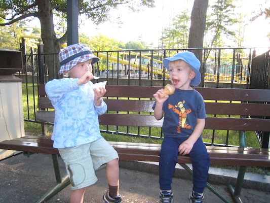 Tim and Cole eating ice-cream (08-27-2008 17:15)