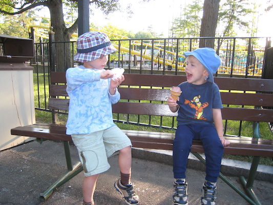 Tim and Cole eating ice-cream (08-27-2008 17:15)