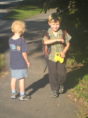 Cole and Tim walking to the bus (09-03-2008 07:40)