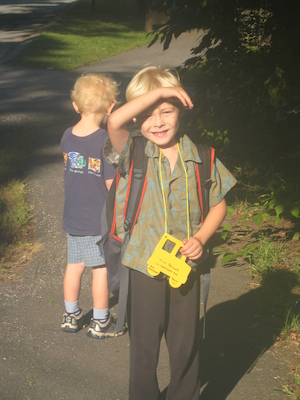 Cole and Tim walking to the bus (09-03-2008 07:40)