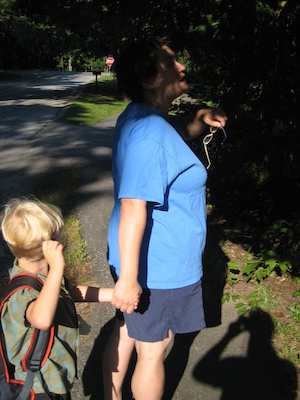 Tim and Xine walking to the bus (09-03-2008 07:40)