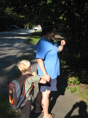 Tim and Xine walking to the bus (09-03-2008 07:40)