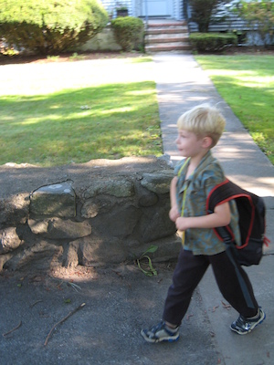 Tim walking to the bus (09-03-2008 07:41)