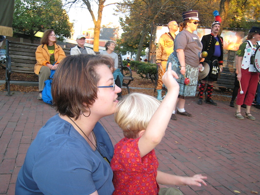 Xine and Tim throwing horns (10-11-2008 16:47)