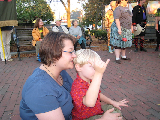 Xine and Tim throwing horns (10-11-2008 16:47)
