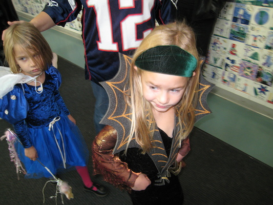 Shana in costume (10-31-2008 13:51)