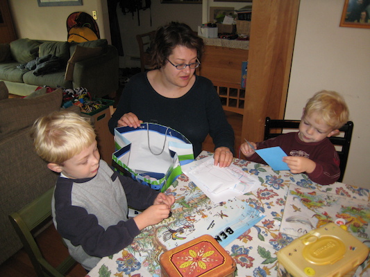 Tim, Xine, Cole reading her birthday cards (11-09-2008 08:33)