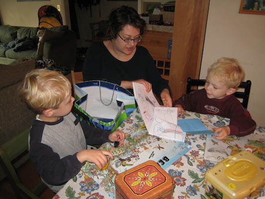 Tim, Xine, Cole reading her birthday cards (11-09-2008 08:33)