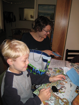 Tim, Xine reading her birthday cards (11-09-2008 08:34)