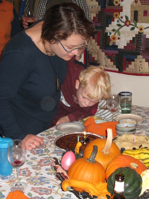 Xine and Cole blowing out the candles (11-09-2008 18:51)