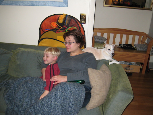 Tim, Xine and Emily cuddling (11-30-2008 18:38)