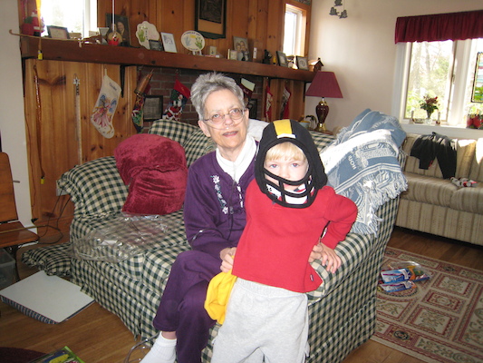 Nea and Cole in Steelers helmet (12-25-2008 11:15)