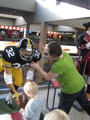 Cole and Franco Harris and Xine (02-17-2009 16:10)