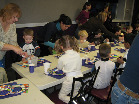 Cake time, Cole, Drew, Ethan (02-28-2009 13:36)