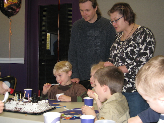 Tim, Cole, Ben, Xine cake (02-28-2009 13:40)