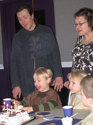 Tim, Cole, Ben, Xine cake (02-28-2009 13:41)