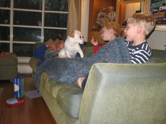 Emily sitting on Mommy with Cole and Tim (04-03-2009 16:38)