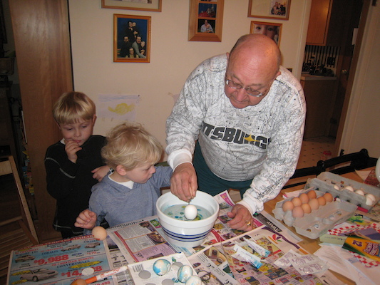 Tim, Cole and Poppy dyeing eggs (04-06-2009 14:16)