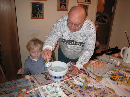 Tim, Cole and Poppy dyeing eggs (04-06-2009 14:16)