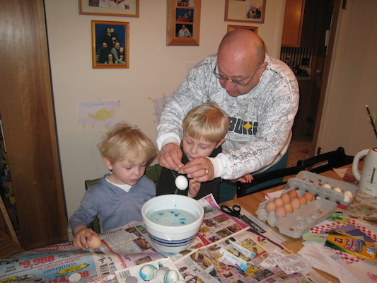 Tim, Cole and Poppy dyeing eggs (04-06-2009 14:17)