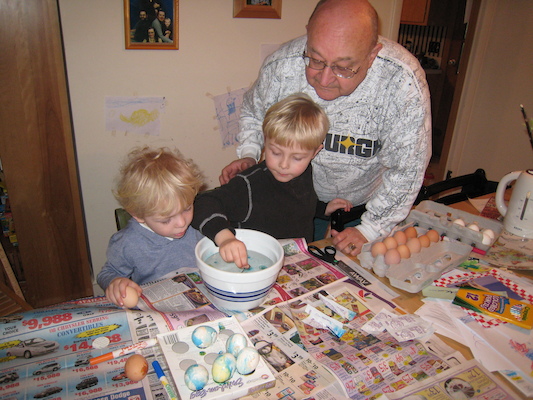 Tim, Cole and Poppy dyeing eggs (04-06-2009 14:17)