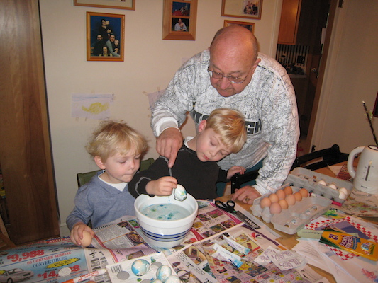 Tim, Cole and Poppy dyeing eggs (04-06-2009 14:17)