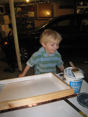 Cole painting beehives (04-10-2009 08:03)