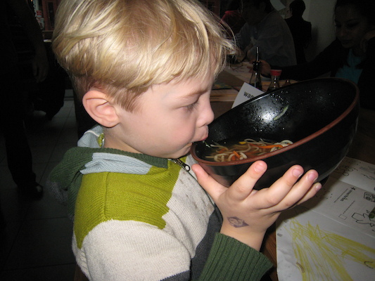 Tim eating miso (04-10-2009 17:12)