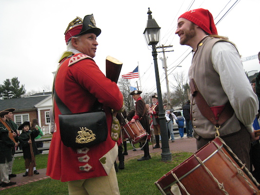 Redcoat talking to a Minuteman by Tim (04-11-2009 09:29)
