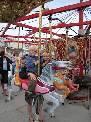 Xine, Tim and Cole at the carnival (05-17-2009 16:26)