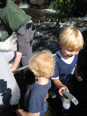 Tim and Cole helping (05-30-2009 09:33)
