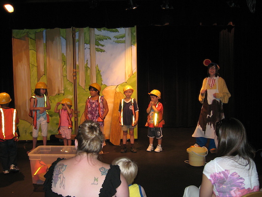 Tim in a play at the Children's Museum (06-06-2009 14:41)