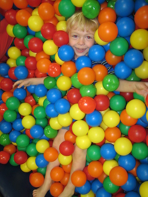 Cole in the ball pit (06-07-2009 13:05)