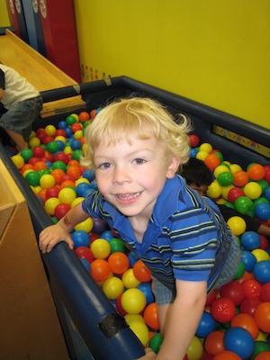 Cole in the ball pit (06-07-2009 13:07)