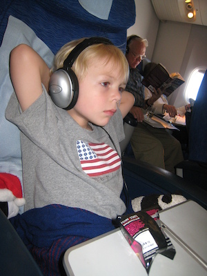 Cole on the plane (07-03-2009 11:52)