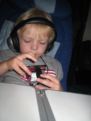 Cole on the plane (07-03-2009 11:52)