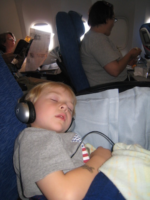 Cole sleeping on the plane (07-03-2009 18:43)
