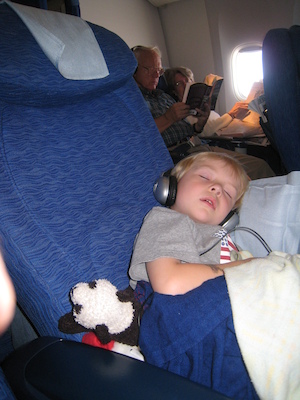 Cole sleeping on the plane (07-03-2009 18:43)