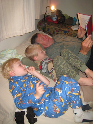 Cole, Tim and Granddad reading (07-04-2009 20:15)