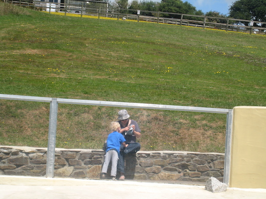 Cole and Xine at the Seal Sanctuary (07-08-2009 13:32)