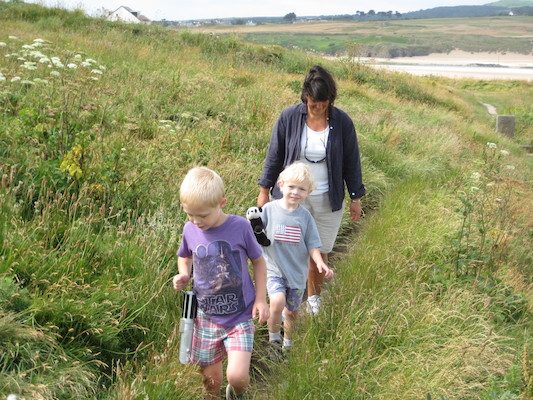 Tim, Cole and Donna out for a walk (07-04-2009 10:54)