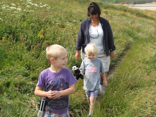 Tim, Cole and Donna out for a walk (07-04-2009 10:54)