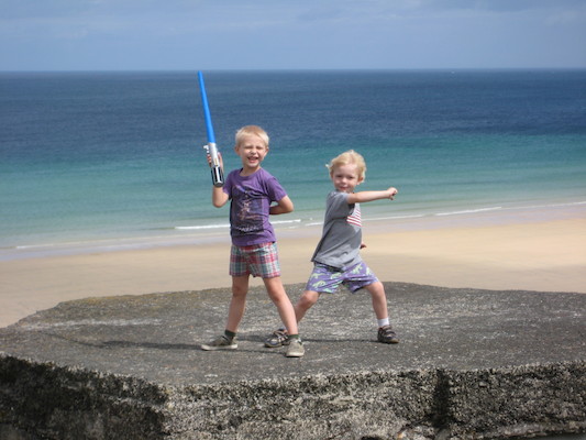 Tim and Cole playing Star Wars on the Towans (07-04-2009 11:07)