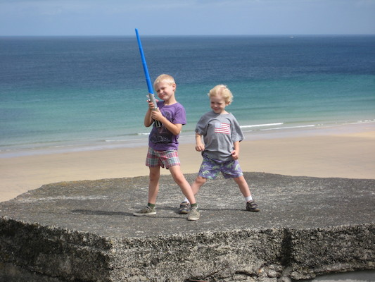 Tim and Cole playing Star Wars on the Towans (07-04-2009 11:07)